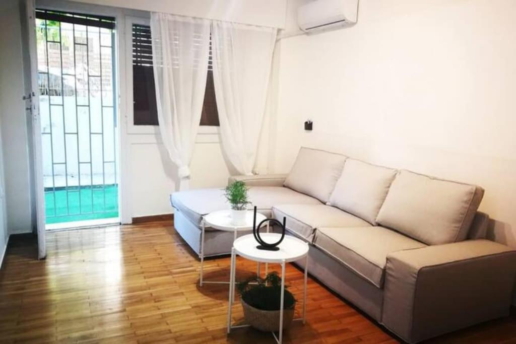 Apartment With Private Patio เอเธนส์ ภายนอก รูปภาพ