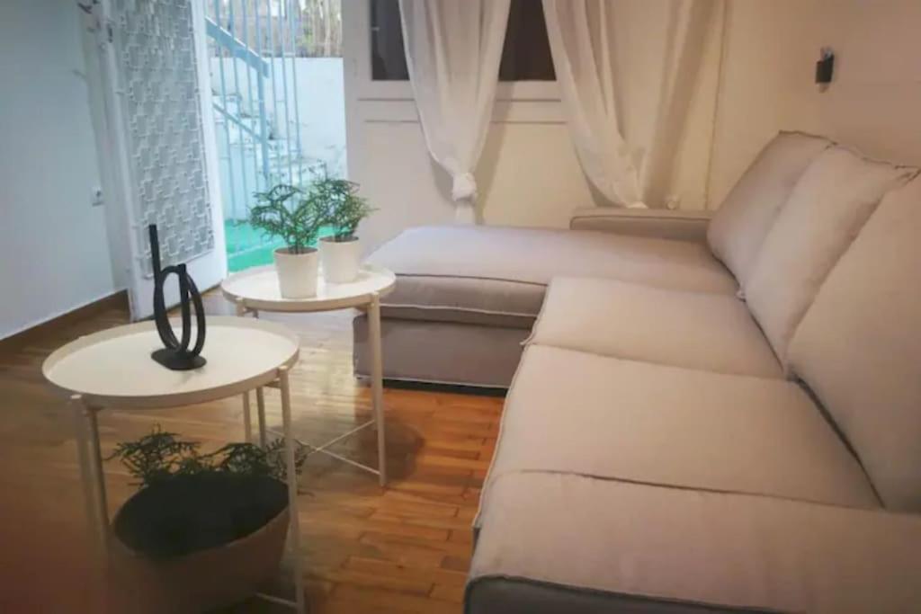 Apartment With Private Patio เอเธนส์ ภายนอก รูปภาพ