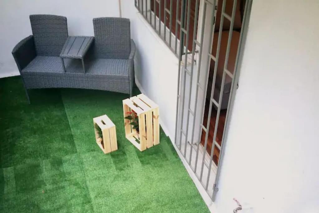 Apartment With Private Patio เอเธนส์ ภายนอก รูปภาพ