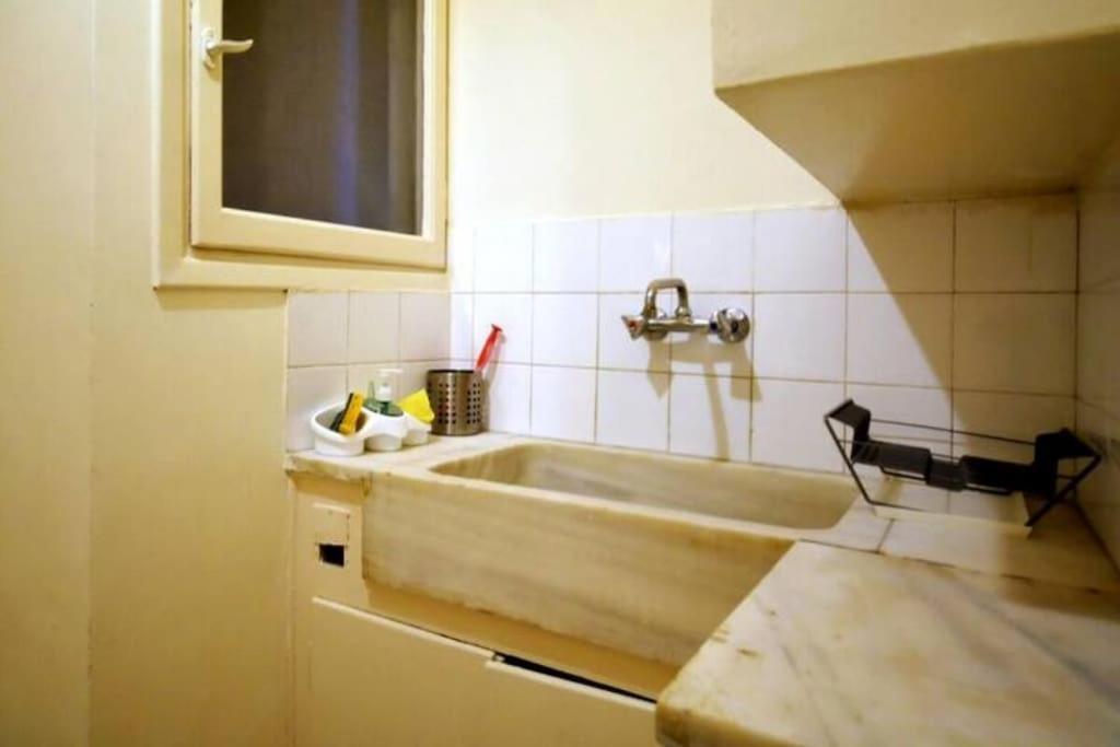 Apartment With Private Patio เอเธนส์ ภายนอก รูปภาพ