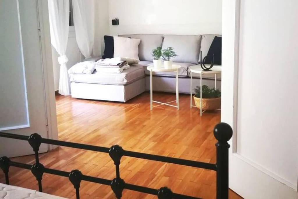 Apartment With Private Patio เอเธนส์ ภายนอก รูปภาพ