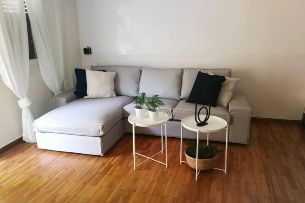 Apartment With Private Patio เอเธนส์ ภายนอก รูปภาพ