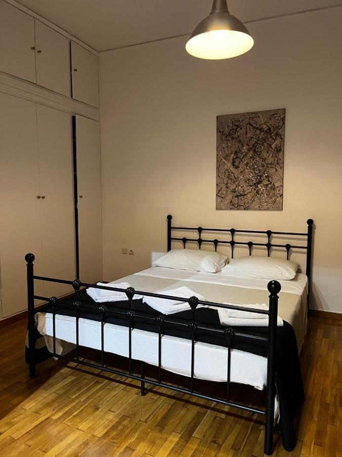 Apartment With Private Patio เอเธนส์ ภายนอก รูปภาพ